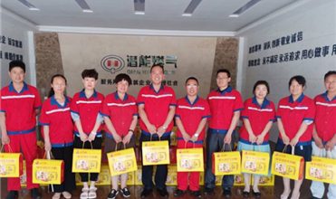 浓情迎端午 温馨送祝福-完美真人集团为员工发放端午节礼品